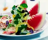 Bunter Salat mit Shrimps und Wassermelone