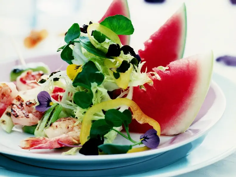 Bunter Salat mit Shrimps und Wassermelone