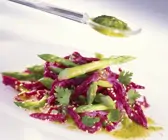 Pinke Spätzle mit grünem Spargel und Koriandersoße