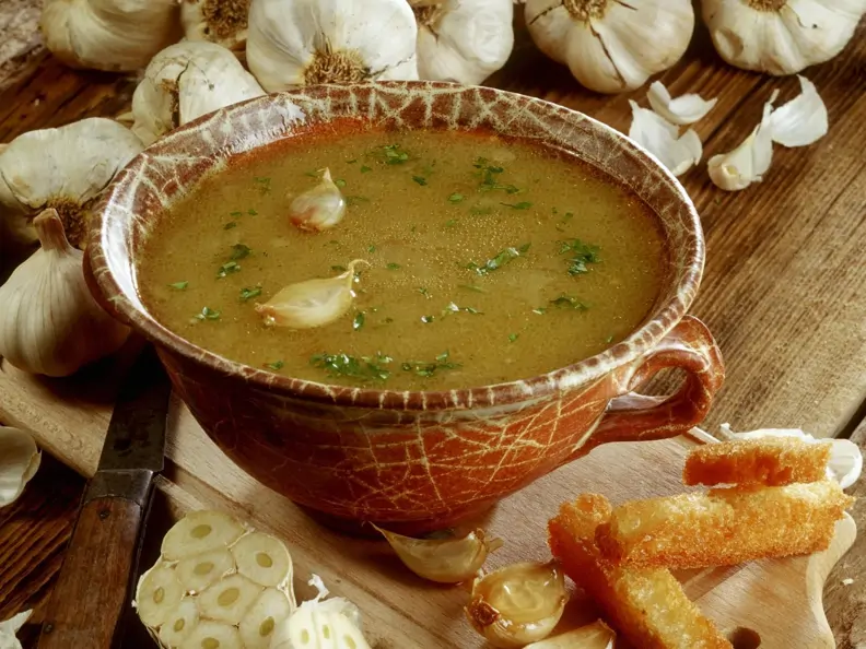 Knoblauchsuppe mit Röstbrot