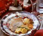 Weihnachtliche gefüllte Pute mit Gemüse und Polenta