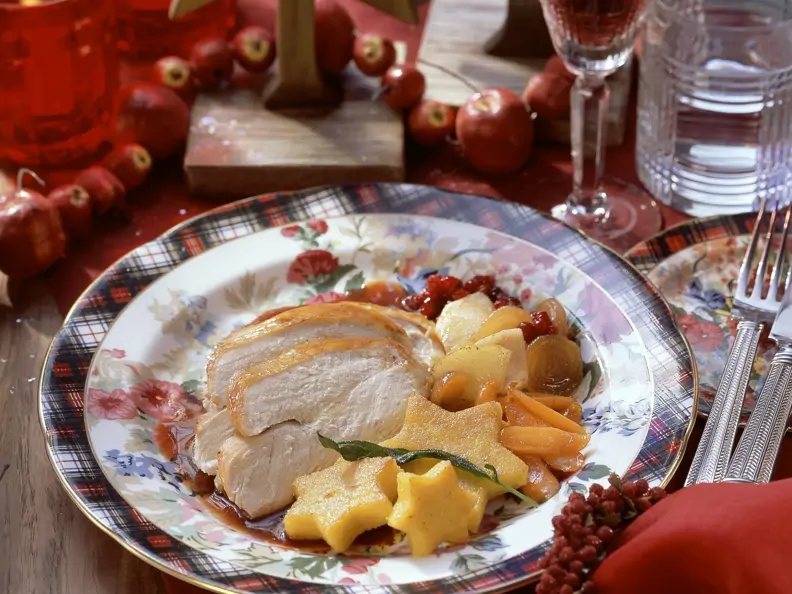 Weihnachtliche gefüllte Pute mit Gemüse und Polenta