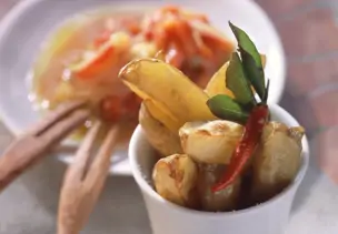 Kartoffelsticks mit Zwiebel-Paprika-Ragout