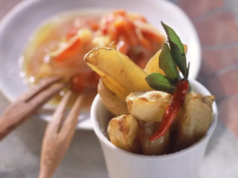 Kartoffelsticks mit Zwiebel-Paprika-Ragout