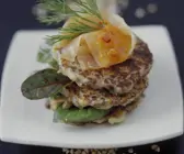 Buchweizenfrikadellen mit Mangold und Lachs