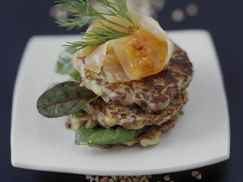 Buchweizenfrikadellen mit Mangold und Lachs