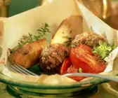Köfte mit Tomaten und Kartoffelwedges
