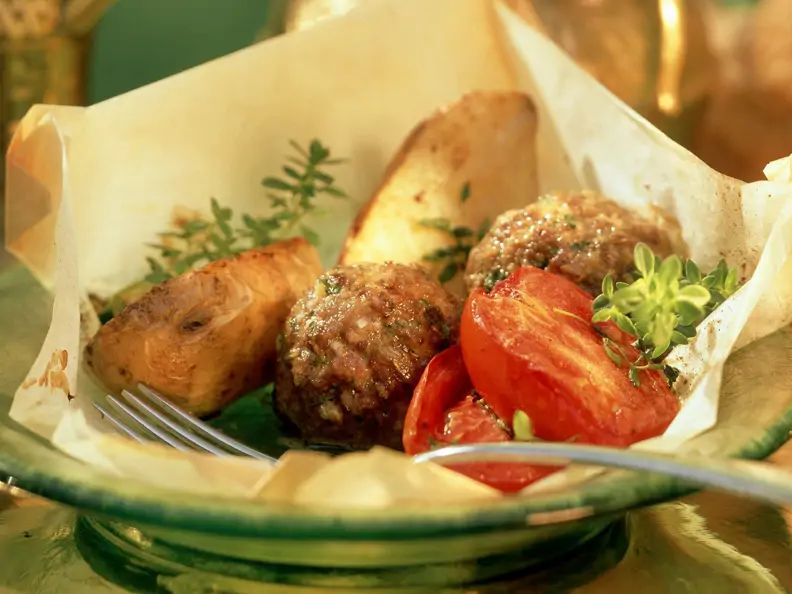 Köfte mit Tomaten und Kartoffelwedges
