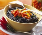 Schwarze Pasta mit feuriger Sauce