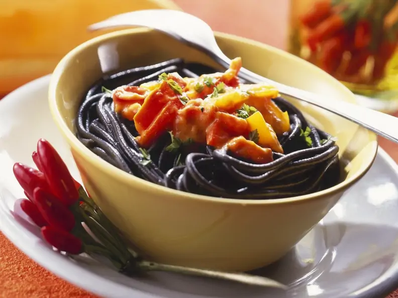 Schwarze Pasta mit feuriger Sauce