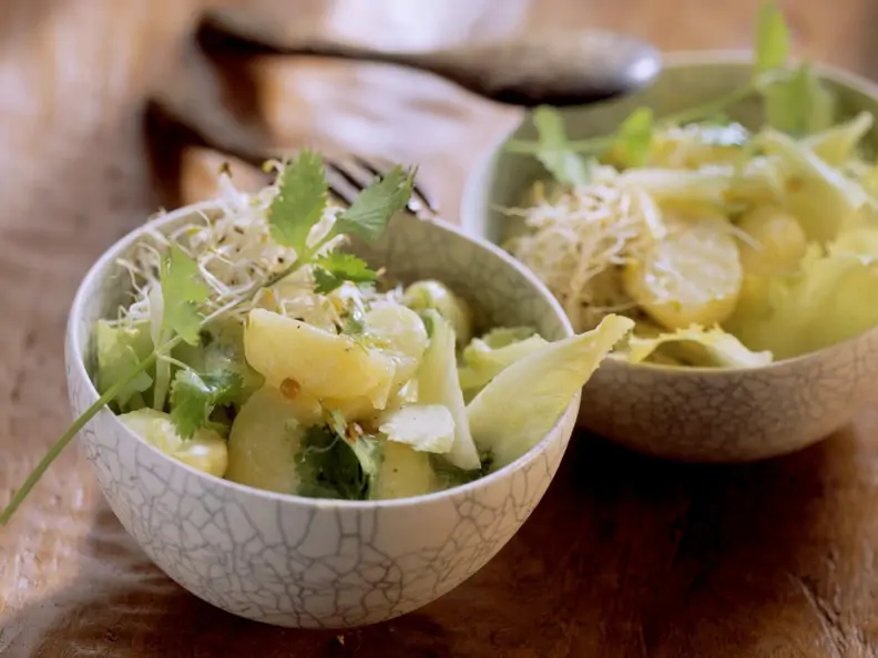 Sprossen-Kartoffelsalat mit frischem Koriander