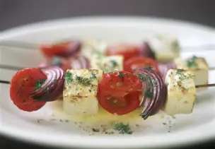 Gegrillte Käse-Tomaten-Spieße