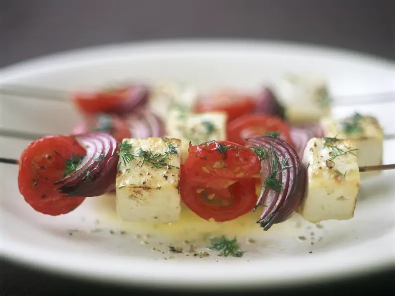 Gegrillte Käse-Tomaten-Spieße