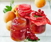 Aprikosenkonfitüre mit Johannisbeeren