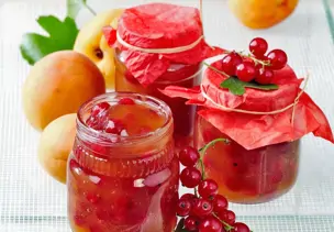 Aprikosenkonfitüre mit Johannisbeeren