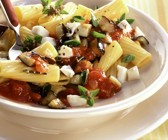 Pasta mit Aubergine und Mozzarella