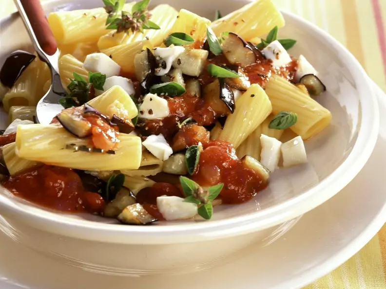 Pasta mit Aubergine und Mozzarella
