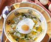 Brotsuppe mit Spiegelei auf portugiesische Art