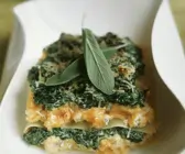 Gemüselasagne mit Salbei auf einem weißen Teller