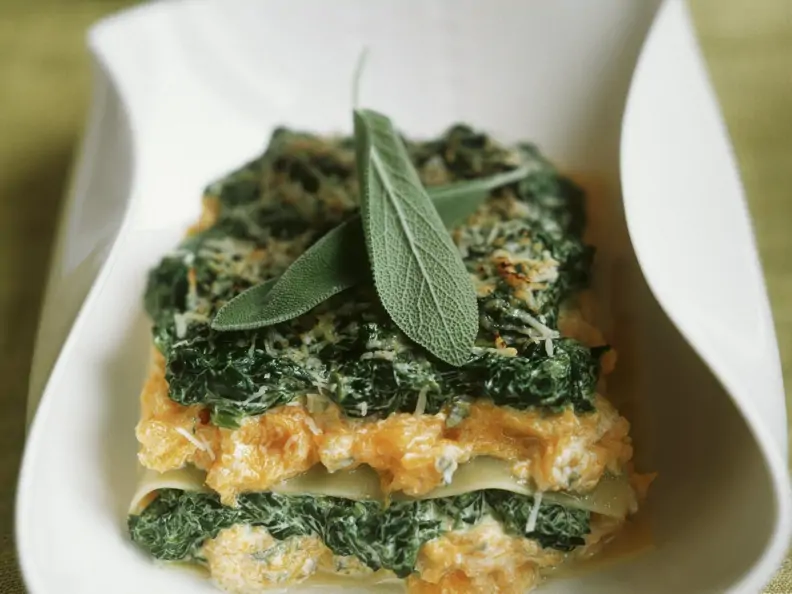 Gemüselasagne mit Salbei auf einem weißen Teller