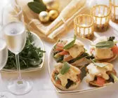 Toasts mit Hähnchen, Spargel und Orangen