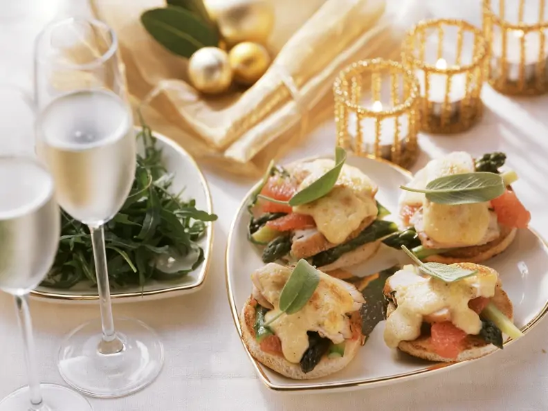 Toasts mit Hähnchen, Spargel und Orangen