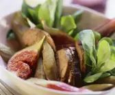Salat aus Rapunzel, Entenleber, Feigen und Rhabarber