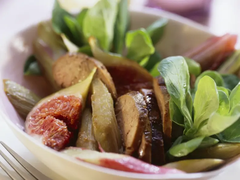 Salat aus Rapunzel, Entenleber, Feigen und Rhabarber