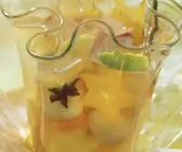 Bowle mit tropischem Obst