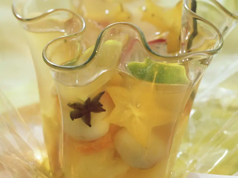 Bowle mit tropischem Obst