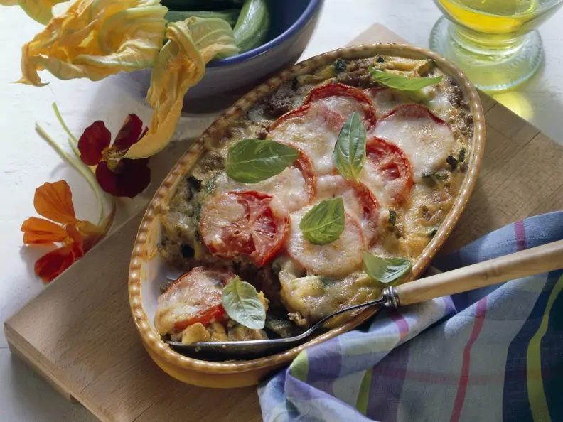 Hack-Gemüse-Gratin mit Tomaten und Mozzarella