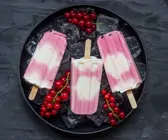 Johannisbeer-Skyr-Eis am Stiel