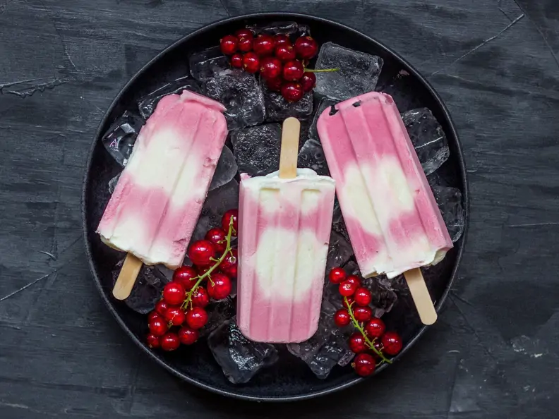 Johannisbeer-Skyr-Eis am Stiel