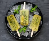 Zucchini-Minz-Eis am Stiel