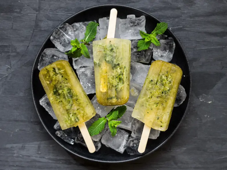 Zucchini-Minz-Eis am Stiel