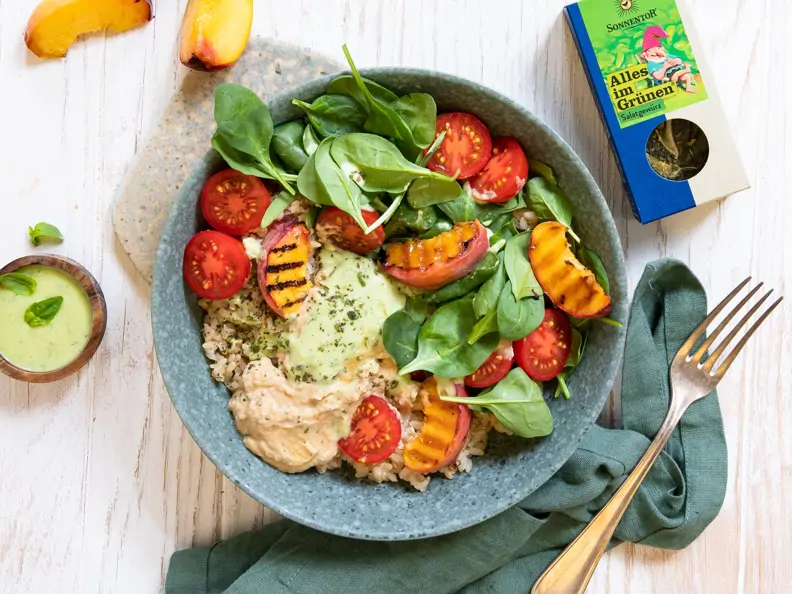 Sommer-Bowl mit gegrillten Pfirsichen 