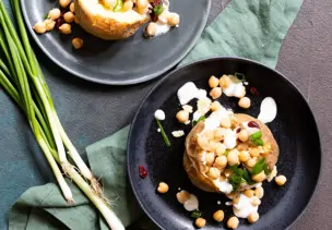 Kumpir mit Kichererbsensalat
