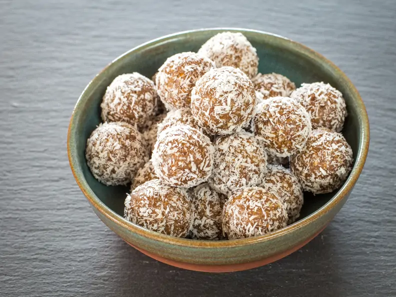 Vanille-Energy-Balls mit Kokoshülle