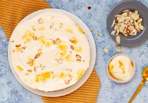 Nusskuchen mit Cremehaube