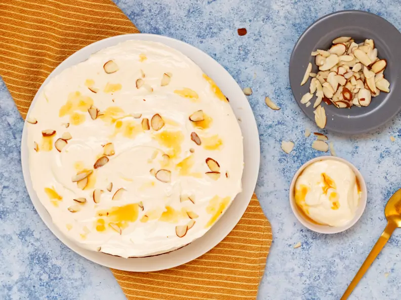 Nusskuchen mit Cremehaube