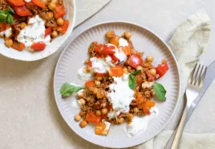 Kichererbsen-Paprika-Pfanne mit Hackfleisch und Joghurt-Dip