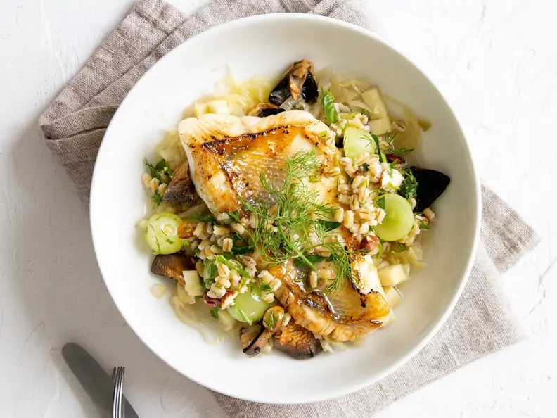 Makrele mit Sauerkraut und Graupensalat