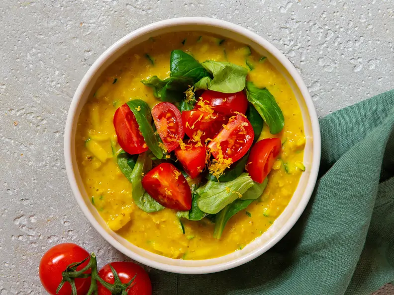 Zucchini-Porridge mit Tomaten