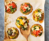 Blumenkohlpizza mit Leinsamen, Spinat und Parmesan