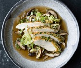 Ofenhähnchen mit Spitzkohl-Pilz-Bouillon