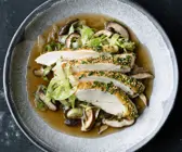 Ofenhähnchen mit Spitzkohl-Pilz-Bouillon Tarik Rose