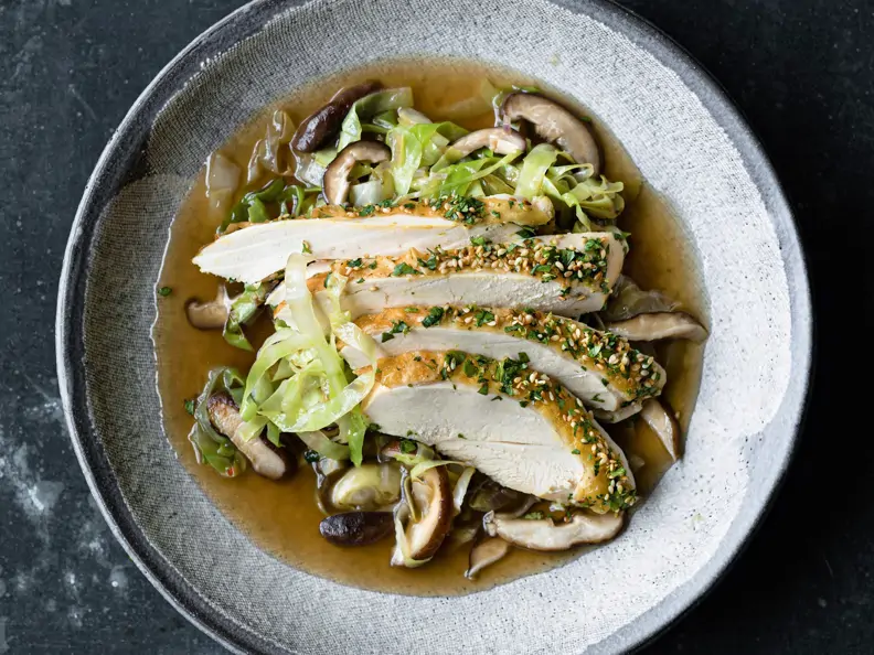 Ofenhähnchen mit Spitzkohl-Pilz-Bouillon Tarik Rose
