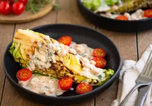 Gebratener Spitzkohl mit weißer Bohnensauce