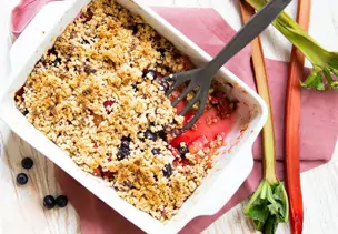 Veganer Rhabarber-Beeren-Crumble