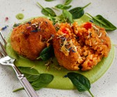 Paprika-Reisbällchen mit grüner Sauce